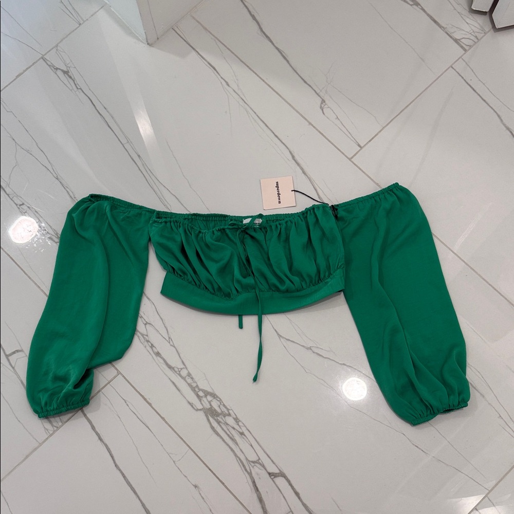 superdown Emerald Off-Shoulder Crop Top